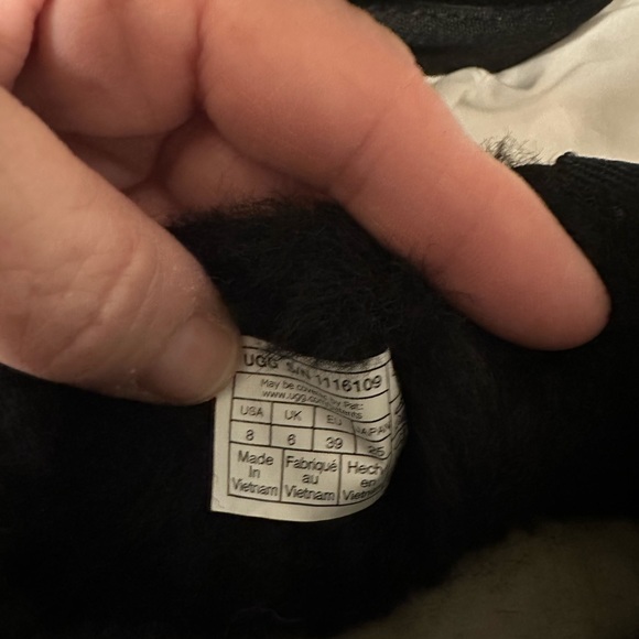 Authentic UGG short boots never worn. - Picture 8 of 8